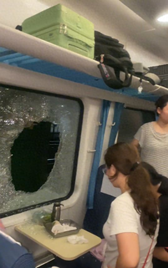 乘客晕倒后有人砸窗自救；西宁曹家堡机场：正介入调查开元棋牌app机场摆渡车挤满人疑没开空调闷热难耐女(图3)