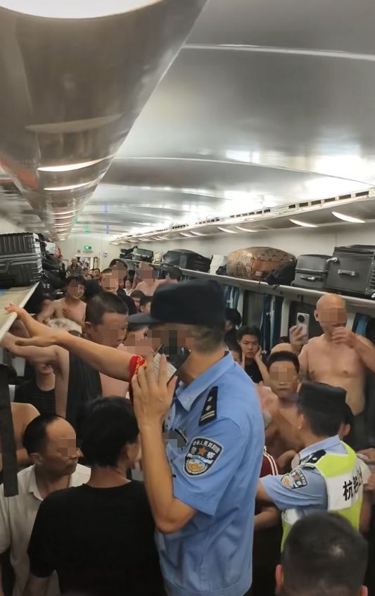 乘客晕倒后有人砸窗自救；西宁曹家堡机场：正介入调查开元棋牌app机场摆渡车挤满人疑没开空调闷热难耐女(图5)